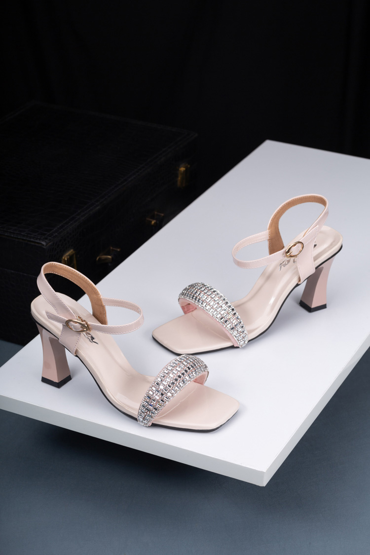https://elisaa.vn/wp-content/uploads/2024/07/giay-sandal-cong-so-ella-7cm-dinh-da-sang-trong-es270-969-1.jpg