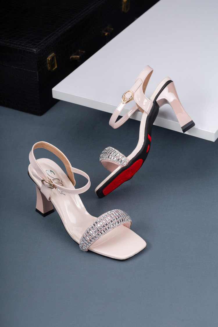 https://elisaa.vn/wp-content/uploads/2024/07/giay-sandal-cong-so-ella-7cm-dinh-da-sang-trong-es270-969-3.jpg