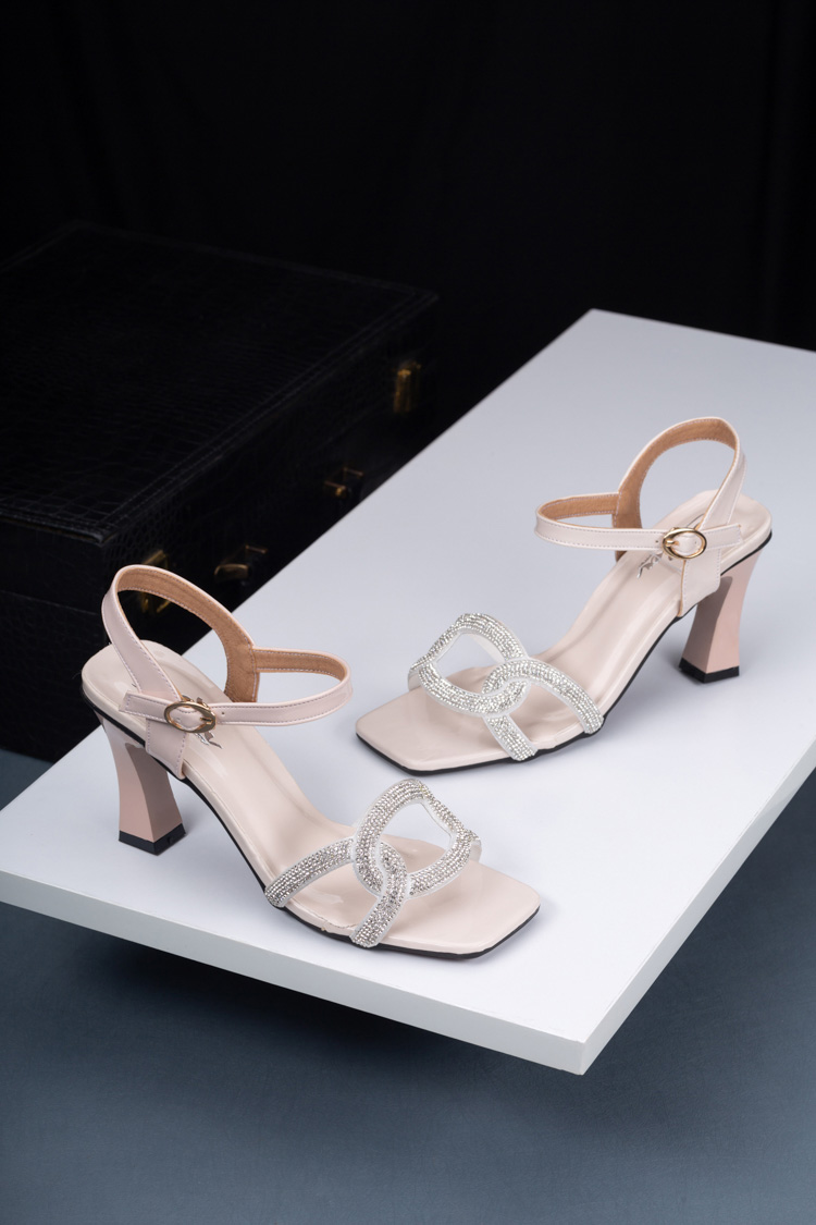 https://elisaa.vn/wp-content/uploads/2024/07/giay-sandal-cong-so-ella-7cm-phong-cach-moi-2024-voi-mui-giay-cao-cap-es271-1087-2.jpg