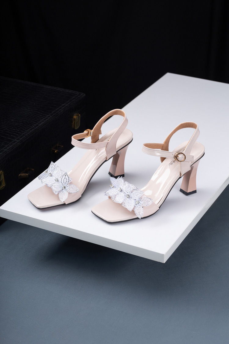 https://elisaa.vn/wp-content/uploads/2024/07/giay-sandal-cong-so-ella-7cm-phong-cach-moi-2024-voi-no-xinh-xan-es261-1320-3.jpg