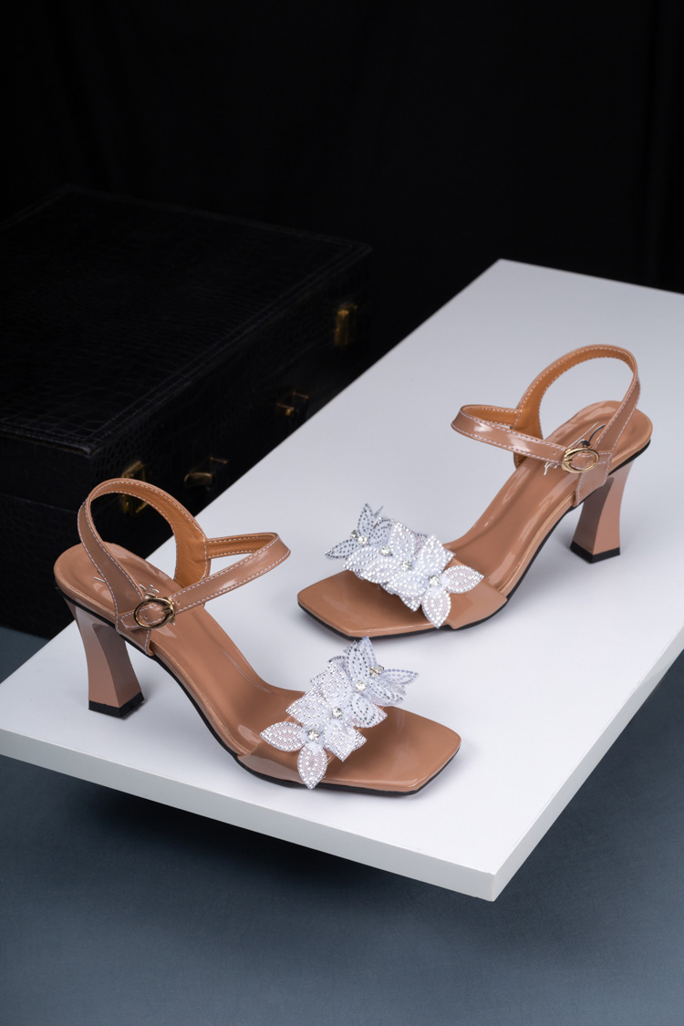 https://elisaa.vn/wp-content/uploads/2024/07/giay-sandal-cong-so-ella-7cm-phong-cach-moi-2024-voi-no-xinh-xan-es261-1320-9.jpg