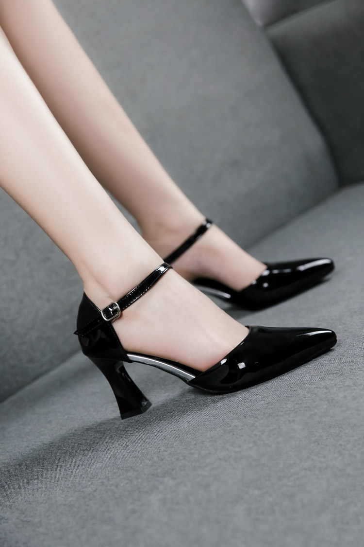 https://elisaa.vn/wp-content/uploads/2024/07/giay-sandal-cong-so-ella-7cm-thanh-lich-cuon-hut-es662-929.jpg